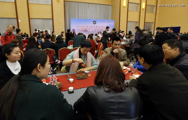 武夷山举办千人品茶会暨青年茶人义卖春蕾助学 武夷山举办千人品茶会暨青年茶人义卖春蕾助学