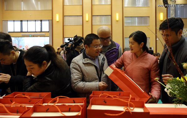 武夷山举办千人品茶会暨青年茶人义卖春蕾助学